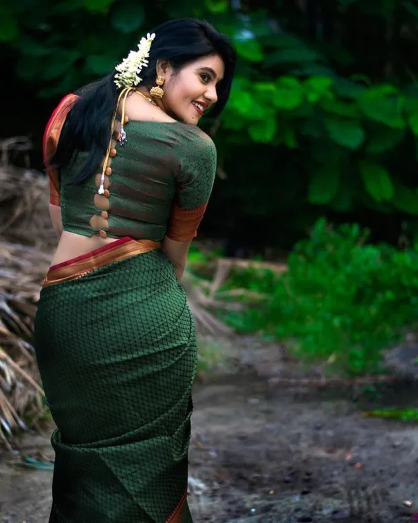 Dark_Green_Woven_Kanjivaram_Silk_Saree_with_Saree_Cover